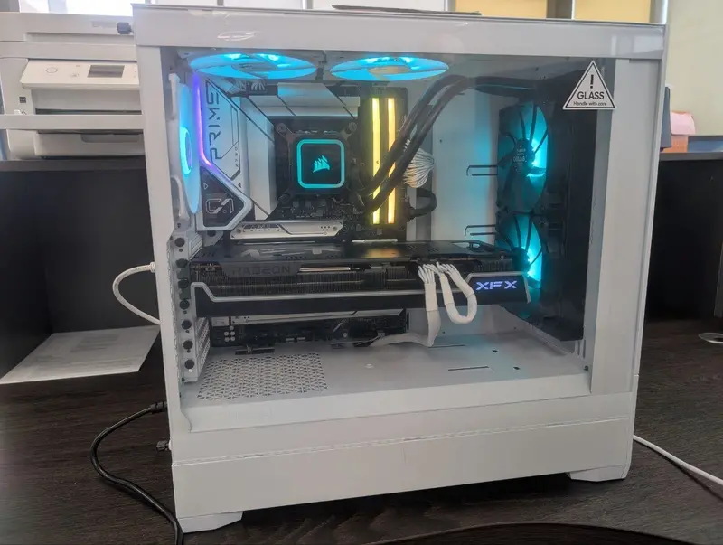 Custom-Built Gaming PC: Intel Core i7-14700F, AMD RX 7900 XT, 32GB DDR5, PCIe Gen5 SSD