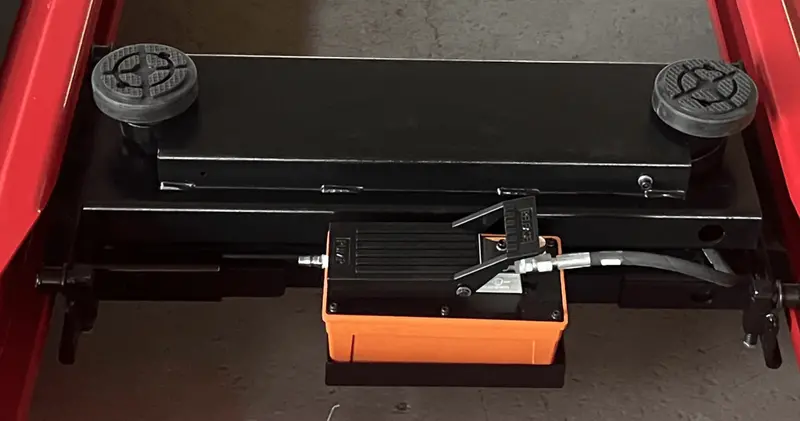 Low-Profile Pneumatic Rolling Bridge Jack – 4,500-LB Capacity for Cars and Trucks | 172024