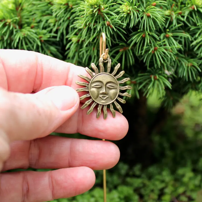 Sun-Themed Hanging Ornament with Shepherd’s Hook – Whimsical Outdoor Display