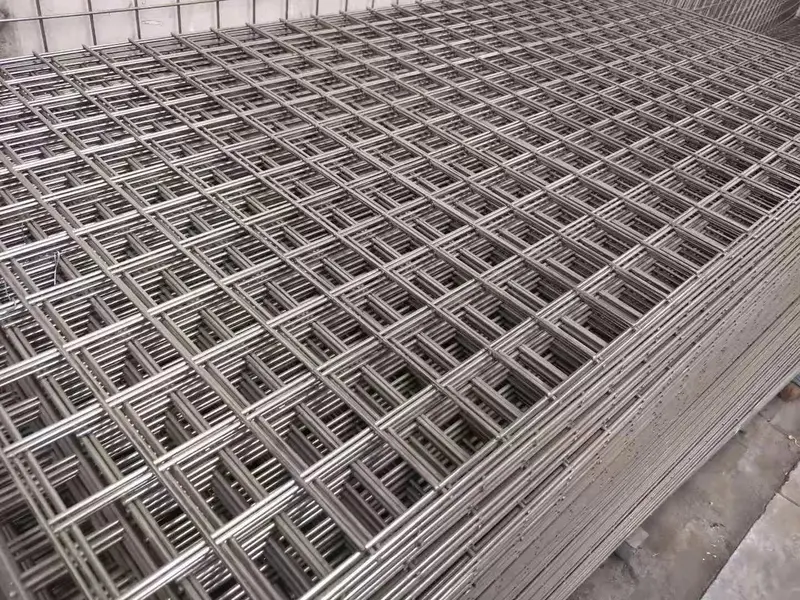Welded Wire Fence Panels – 7-Foot and 16-Foot Heavy-Duty Animal Enclosures (4″ x 4″ Grid)